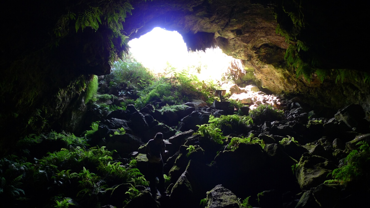 02-byaduk-caves-first-tube-inside.jpg