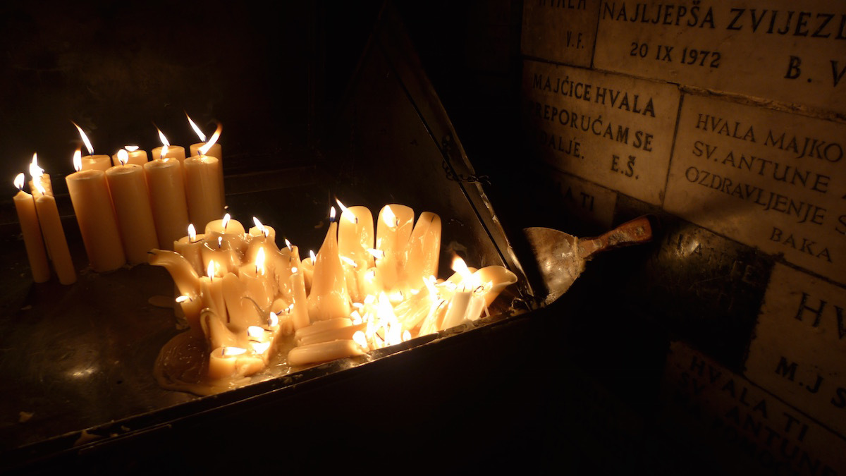 02-zagreb-candles-at-stone-gate